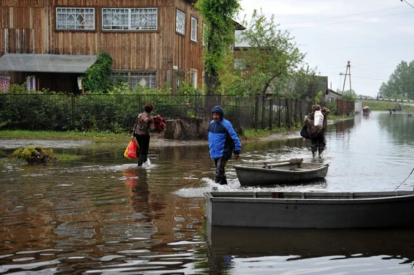  Yerel halk sokaklarda bir sel sırasında hareket. Bankalar dışında geldi, Ob nehir kentin eteklerinde sular altında..