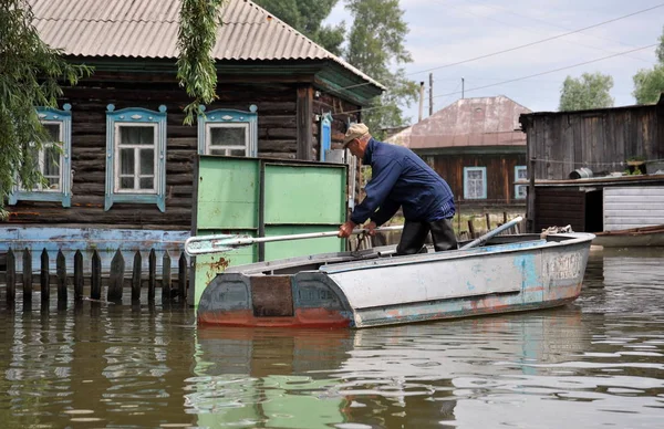 Halk sokaklarda tekne ile hareket ettirin. Bankalar dışında geldi, Ob nehir kentin eteklerinde sular altında..