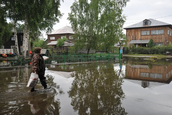  Yerel halk sokaklarda bir sel sırasında hareket. Bankalar dışında geldi, Ob nehir kentin eteklerinde sular altında..