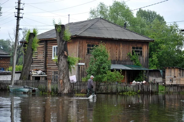  Yerel halk sokaklarda bir sel sırasında hareket. Bankalar dışında geldi, Ob nehir kentin eteklerinde sular altında..
