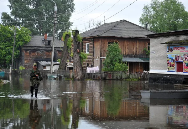  Yerel halk sokaklarda bir sel sırasında hareket. Bankalar dışında geldi, Ob nehir kentin eteklerinde sular altında..