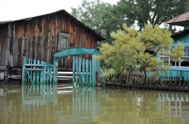  Sular altında kapı. Sel. Nehri kıyılarından ortaya çıkan, Ob, kentin eteklerinde sular altında..