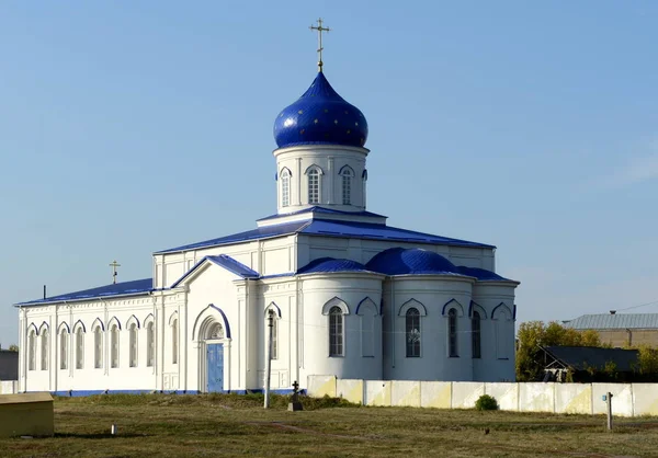 Templo de Krestovozdvizhensky em Buturlinovka, região de Voronezh . — Fotografia de Stock