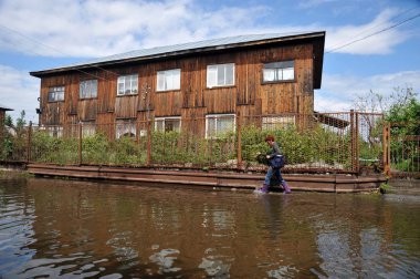 Yerel halk sokaklarda bir sel sırasında hareket. Bankalar dışında geldi, Ob nehir kentin eteklerinde sular altında..