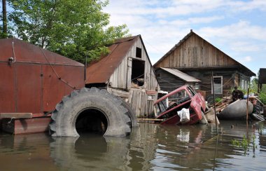  Sular altında manor. Nehri kıyılarından ortaya çıkan, Ob, kentin eteklerinde sular altında..