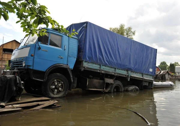 Затоплена автомобіля. Оф, які вийшли з берегів річки затоплені околиці міста. — стокове фото