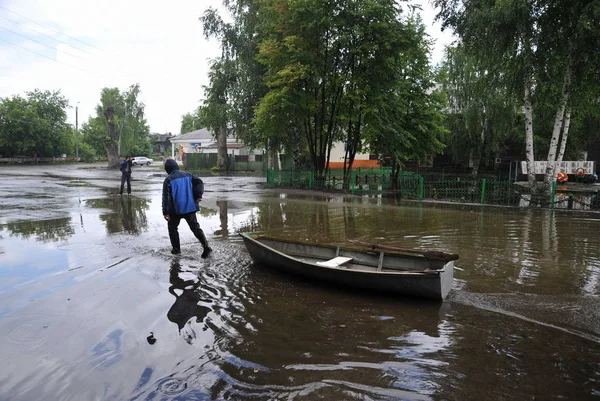 Los residentes locales se mueven por las calles durante una inundación. El río Ob, que salía de las orillas, inundaba las afueras de la ciudad . — Foto de Stock