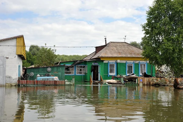 La mansión inundada. El río Ob, que surgió de las orillas, inundó las afueras de la ciudad . — Foto de Stock