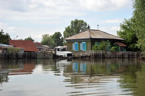 Sular altında manor. Nehri kıyılarından ortaya çıkan, Ob, kentin eteklerinde sular altında..