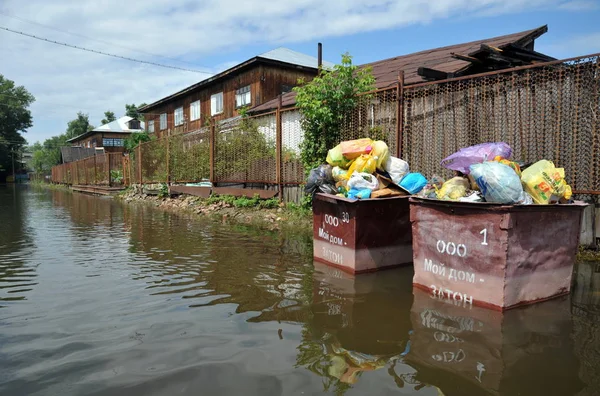 Contenedores con basura en tiempo de inundación . — Foto de Stock