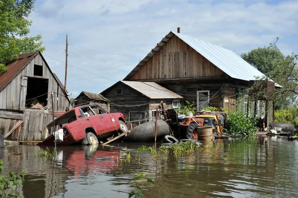 Sular altında manor. Nehri kıyılarından ortaya çıkan, Ob, kentin eteklerinde sular altında..