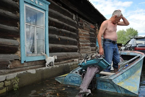 Halk sokaklarda tekne ile hareket ettirin. Bankalar dışında geldi, Ob nehir kentin eteklerinde sular altında..
