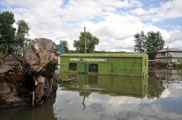 Punto de recepción de recipientes de vidrio inundado . — Foto de Stock