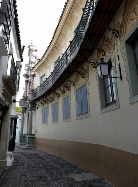 西班牙村庄 (poble Espanyol) 的一条狭窄街道--加泰罗尼亚的建筑博物馆. — 图库照片