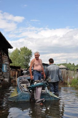  Halk sokaklarda tekne ile hareket ettirin. Bankalar dışında geldi, Ob nehir kentin eteklerinde sular altında..