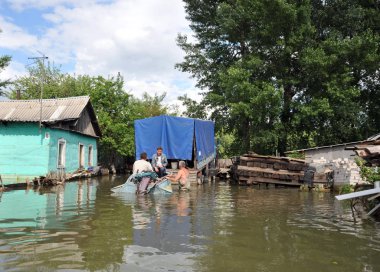  Halk sokaklarda tekne ile hareket ettirin. Bankalar dışında geldi, Ob nehir kentin eteklerinde sular altında..