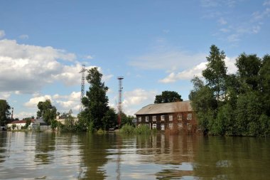 Sel. Nehri kıyılarından ortaya çıkan, Ob, kentin eteklerinde sular altında..