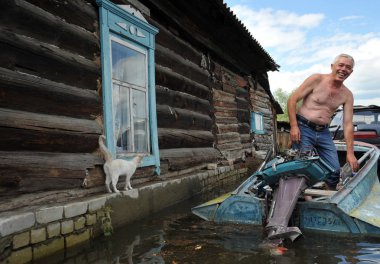  Halk sokaklarda tekne ile hareket ettirin. Bankalar dışında geldi, Ob nehir kentin eteklerinde sular altında..