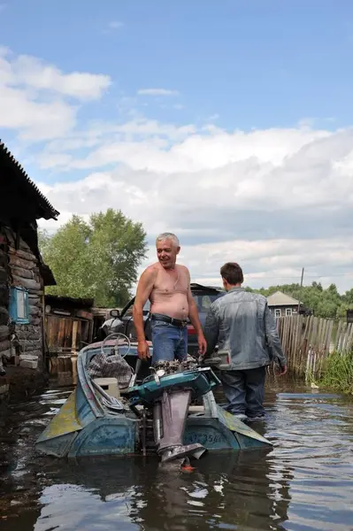  Halk sokaklarda tekne ile hareket ettirin. Bankalar dışında geldi, Ob nehir kentin eteklerinde sular altında..
