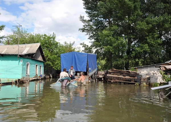  Halk sokaklarda tekne ile hareket ettirin. Bankalar dışında geldi, Ob nehir kentin eteklerinde sular altında..