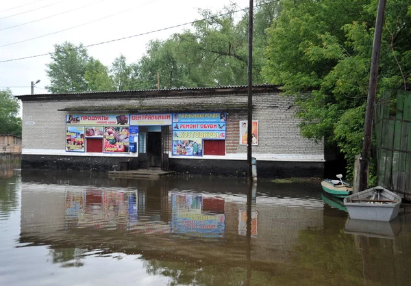 Tienda inundada.El río Ob, que surgió de las orillas, inundó las afueras de la ciudad . — Foto de Stock