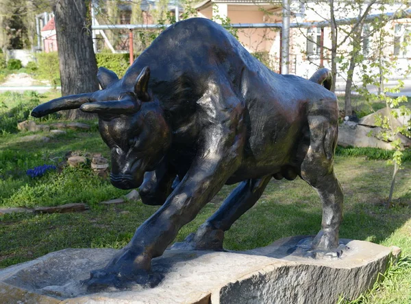 Rzeźba byka na placu Szpital nr 1. — Zdjęcie stockowe