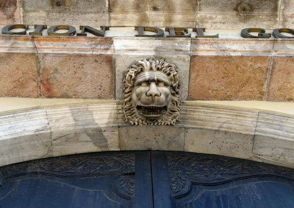The head of the lion is above the entrance to the building of the government delegation. — Stock Photo, Image
