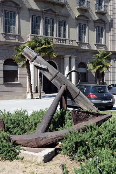 古船锚，在巴塞罗那街头. — 图库照片