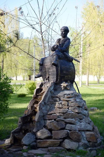 Skulptur "Kosak auf einem Fass" auf dem Platz des Krankenhauses 1 von Wolgodonsk — Stockfoto