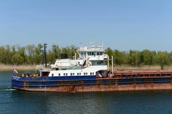 Droog-vrachtschip "Volga-Don 5017" op de Don-rivier in de buurt van het dorp van Romanovskaya, Rostov regio. — Stockfoto