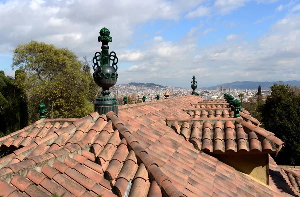 Tiled roof of a building in the garden of Laribal Barcelona. — Stock Photo, Image