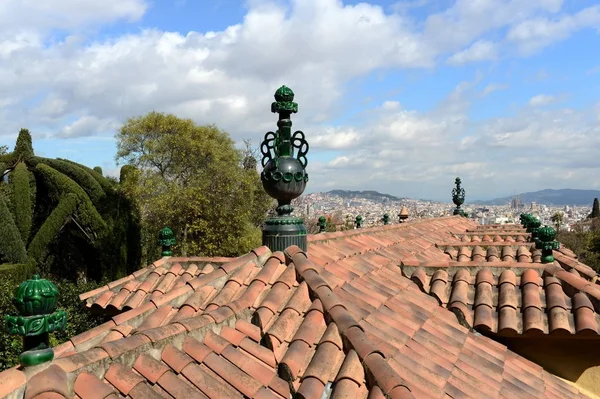 Tiled roof of a building in the garden of Laribal Barcelona. — Stock Photo, Image