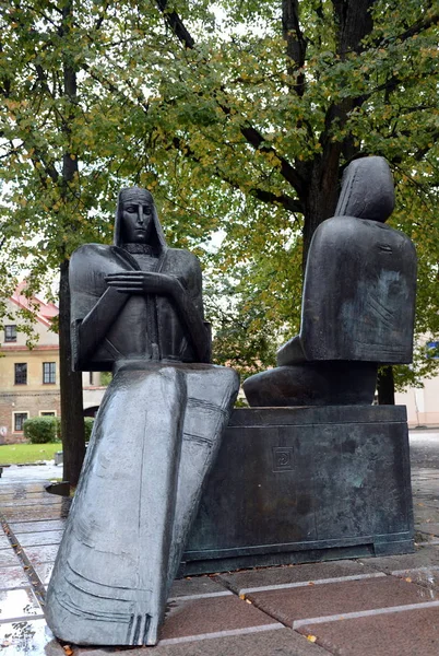 Monumento a Lazdin Peled, Hermanas Escritoras de Sofía y Maria Ivanauskaite en Vilna . — Foto de Stock