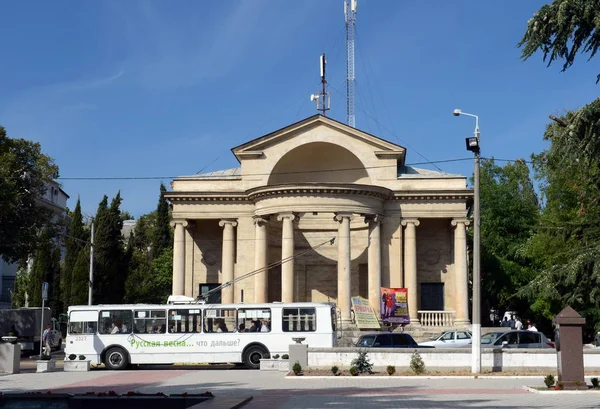 Πολιτιστικό και το εκθεσιακό κέντρο του κράτους Μουσείο της ηρωικής και απελευθέρωση των Σεβαστούπολη από το δρόμο Πούσκιν. — Φωτογραφία Αρχείου