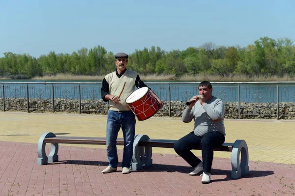 Músicos en el paseo marítimo del río Don . — Foto de Stock