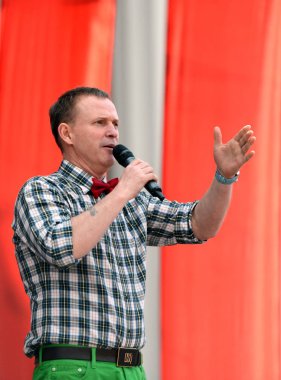  Ünlü Rus şarkıcı, zafer günü onuruna ücretsiz bir konserde konuşma grubu 