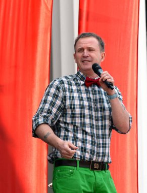  Ünlü Rus şarkıcı, zafer günü onuruna ücretsiz bir konserde konuşma grubu 