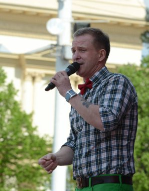  Ünlü Rus şarkıcı, zafer günü onuruna ücretsiz bir konserde konuşma grubu 