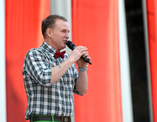  Ünlü Rus şarkıcı, zafer günü onuruna ücretsiz bir konserde konuşma grubu 