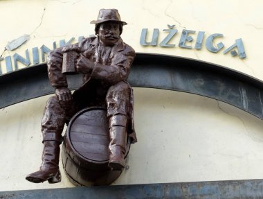  Pub girişinde yukarıda heykel.