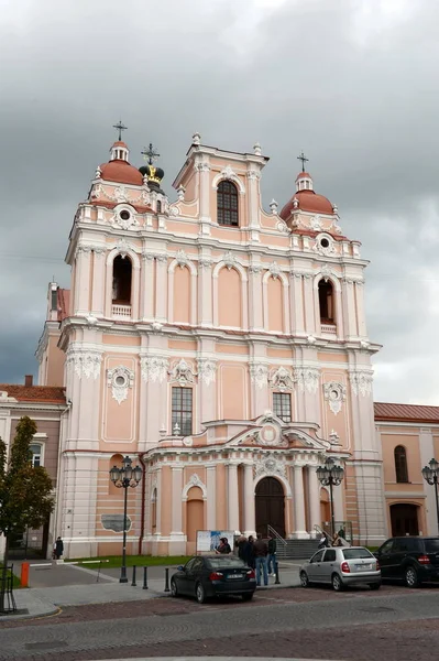 Gereja Santo Kazimierz dibangun antara tahun 1604 dan 1609 dengan gaya Barok. Gereja tersebut terletak di kota tua Vilnius . — Stok Foto