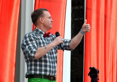  Ünlü Rus şarkıcı, zafer günü onuruna ücretsiz bir konserde konuşma grubu 