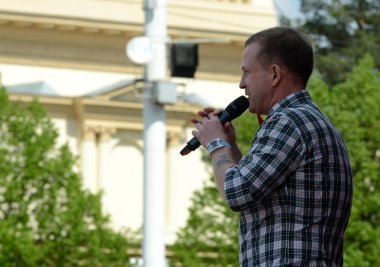  Ünlü Rus şarkıcı, zafer günü onuruna ücretsiz bir konserde konuşma grubu 