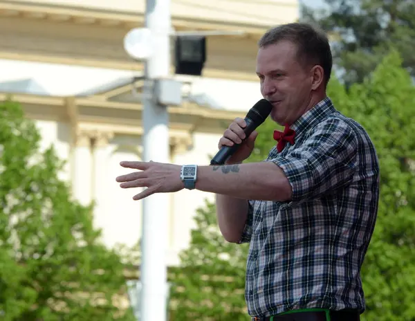 El famoso cantante ruso, solista de la banda "Dune" Viktor Rybin hablando en un concierto gratuito en honor al Día de la Victoria . — Foto de Stock