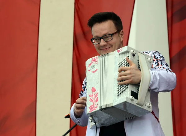 Russian musician, accordionist Sergei Voitenko speaks at a free concert in honor of the Victory Day. — Stock Photo, Image