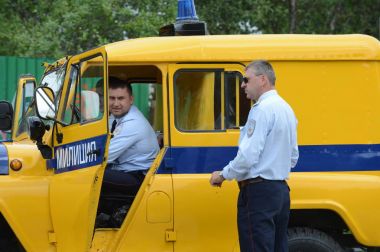  Polis memurlarına Sovyet polis arabası Uaz-469