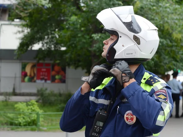 Inspektör för de polisen road polispatruller är klädd i en outfit. — Stockfoto