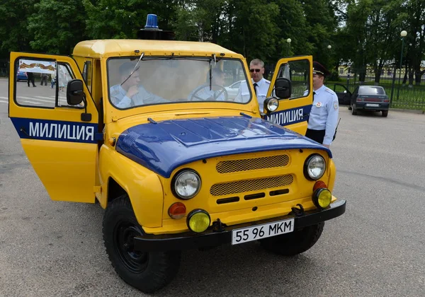 Oficiales de policía en el coche de policía soviético UAZ-469 — Foto de Stock