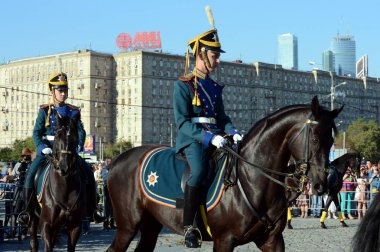  Ulusal bayrak tatil onuruna Süvari Fahri eskort Cumhurbaşkanlığı alayı ve Kremlin Binicilik Okulu Poklonnaya tepe üzerinde gerçekleştirir.