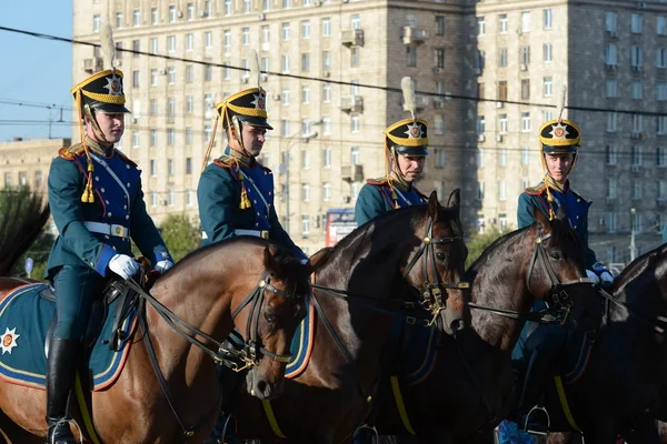 La scorta onoraria di cavalleria del Reggimento Presidenziale e la Scuola di Equitazione del Cremlino su Poklonnaya Hill si esibisce in onore della festa nazionale della bandiera . — Foto Stock